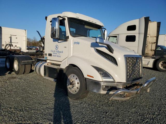  Salvage Volvo Vn