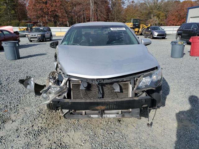 Toyota Camry Base Image 5