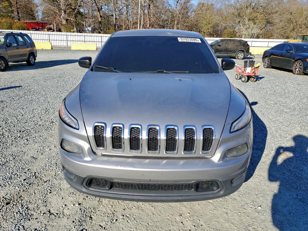 Jeep Grand Cherokee Sport Image 4