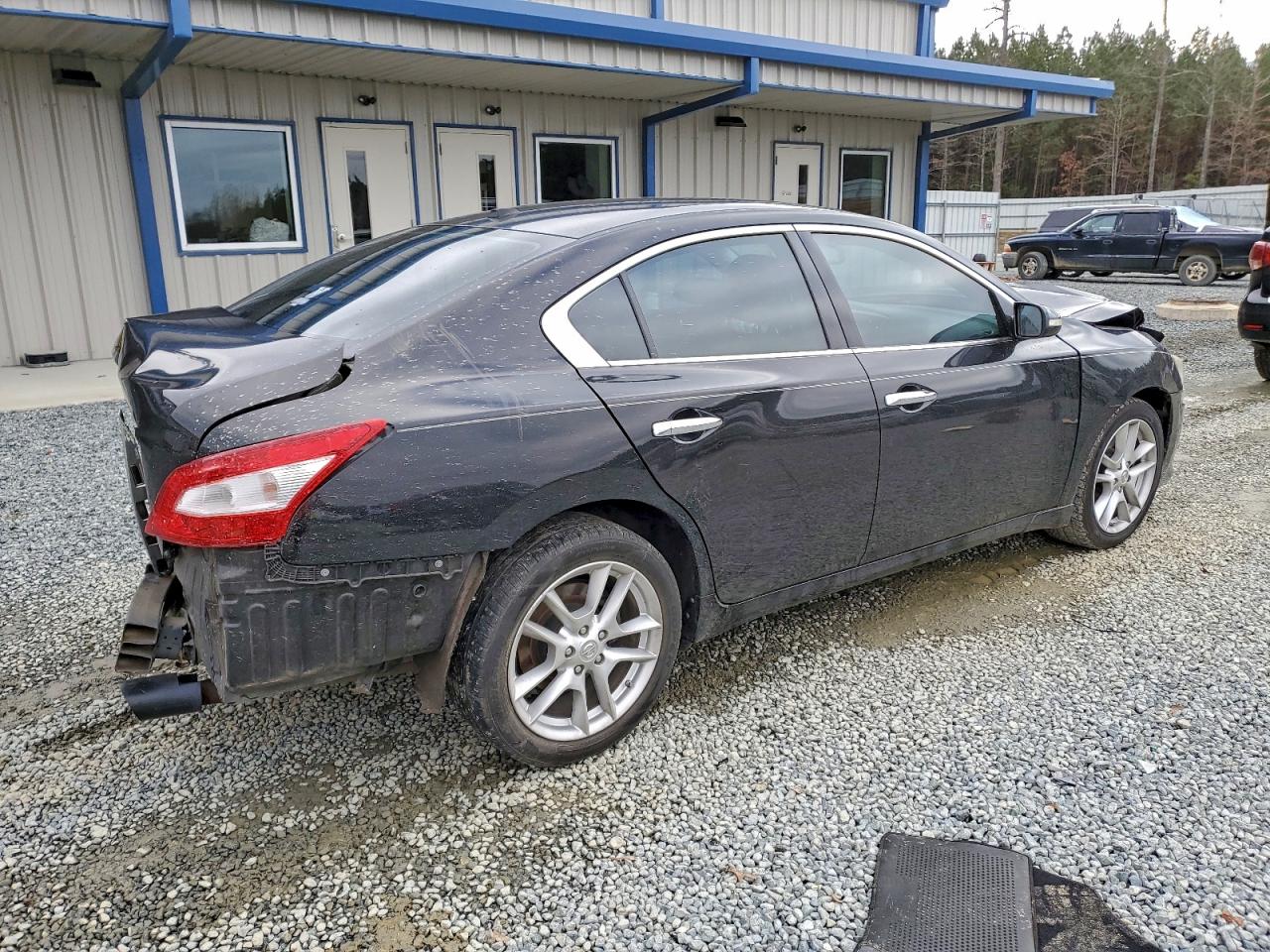 Nissan Maxima S Image 3