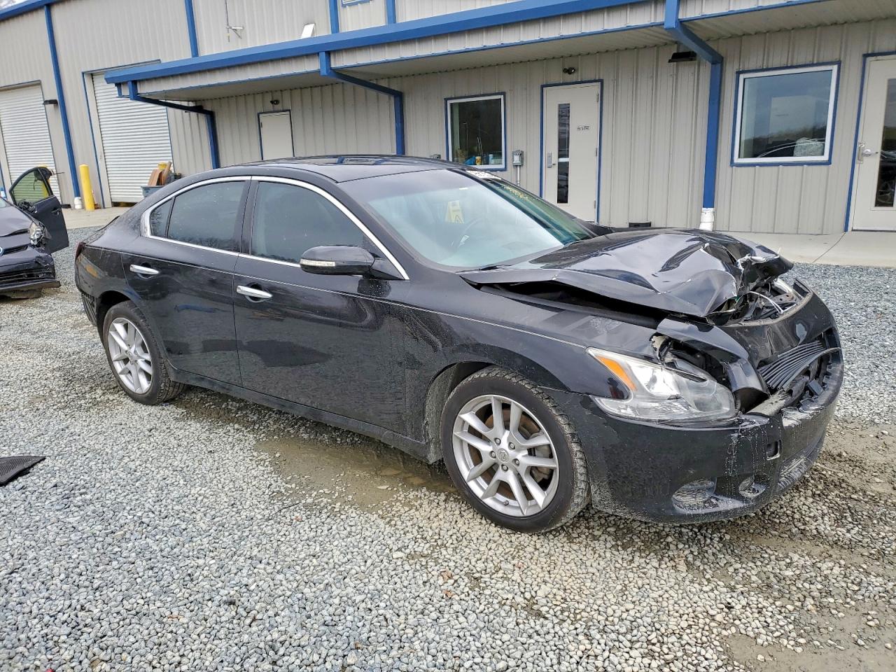 Nissan Maxima S Image 2