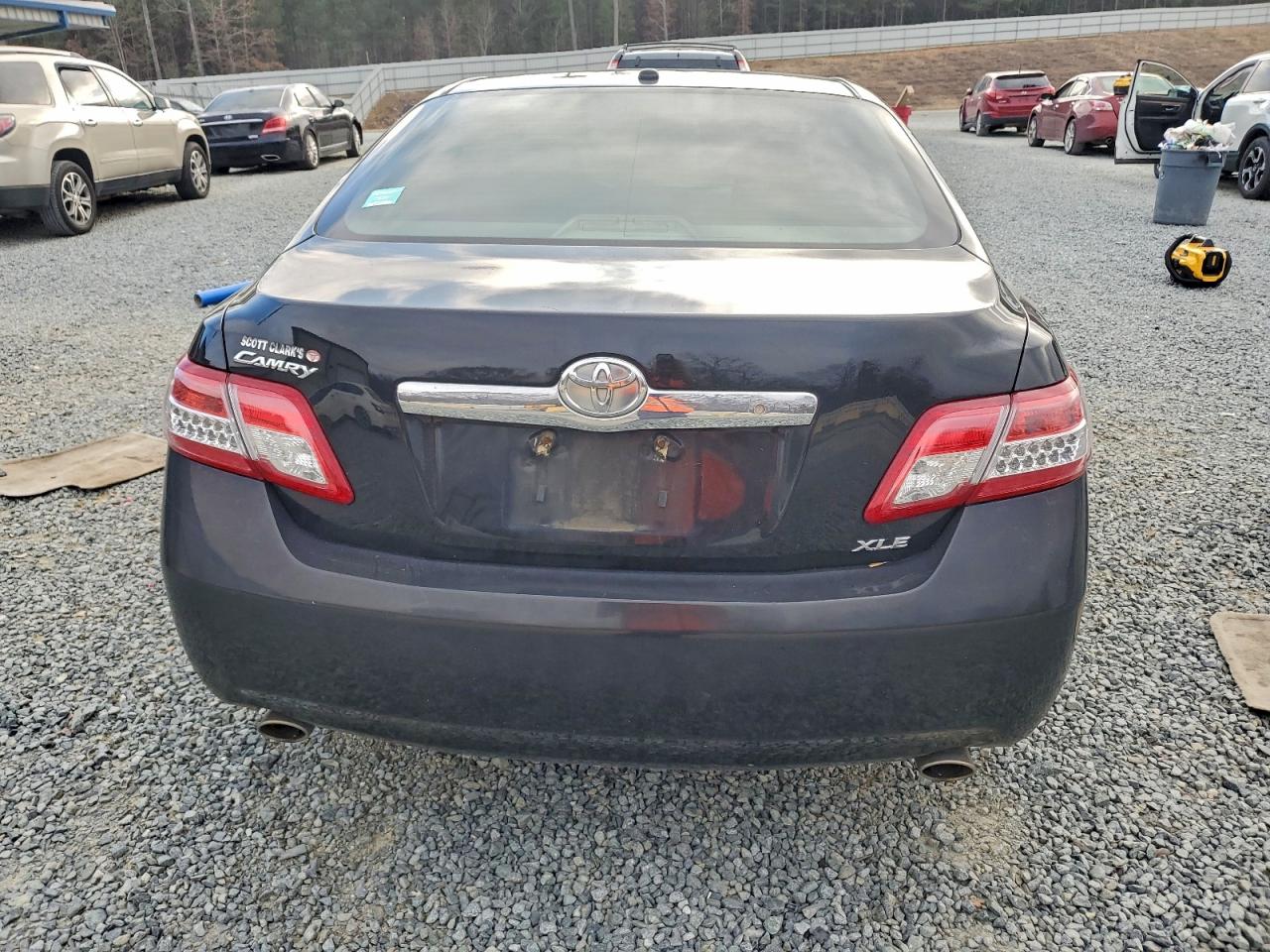 Toyota Camry Se Image 9