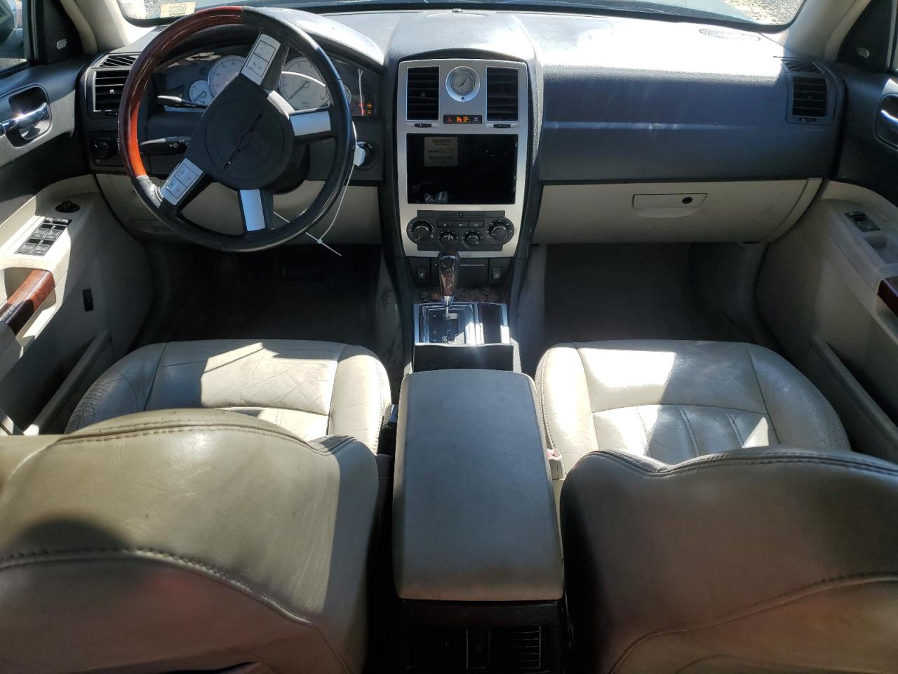 Chrysler 300 Image 10