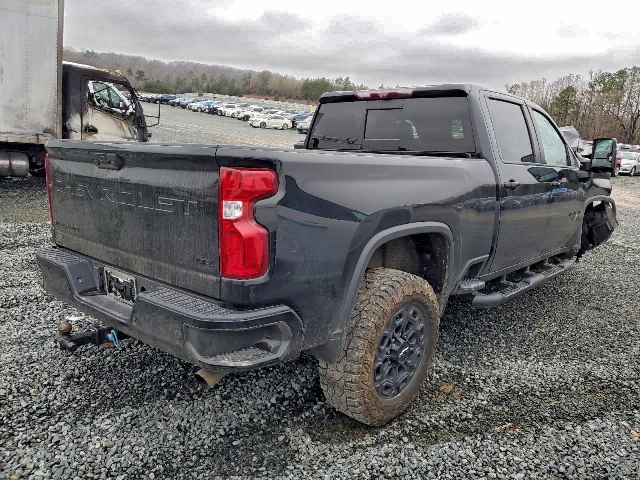 Chevrolet Silverado K2500 Heavy Duty Ltz Image 3