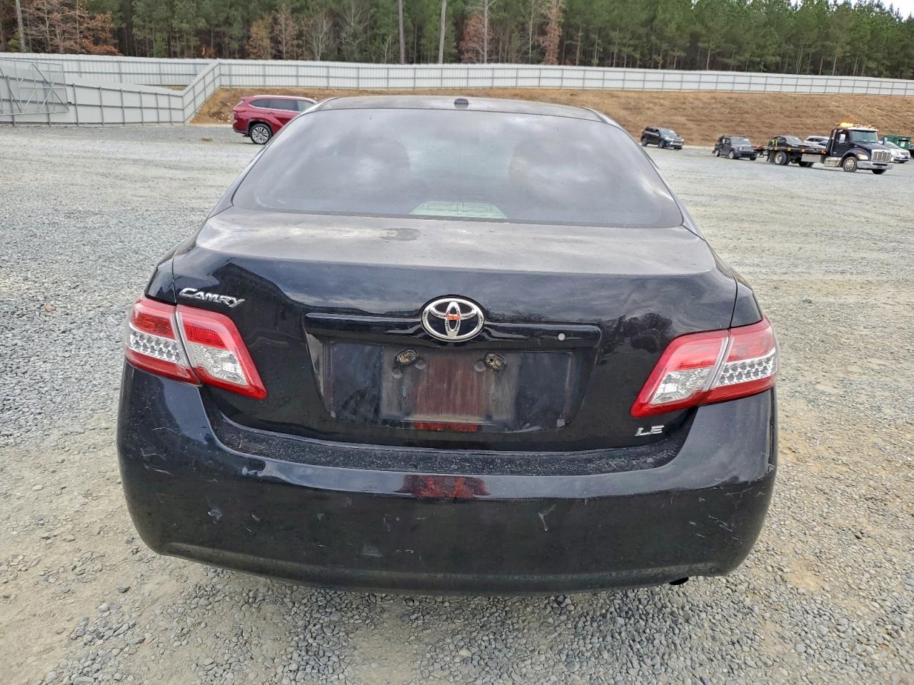 Toyota Camry Base Image 4