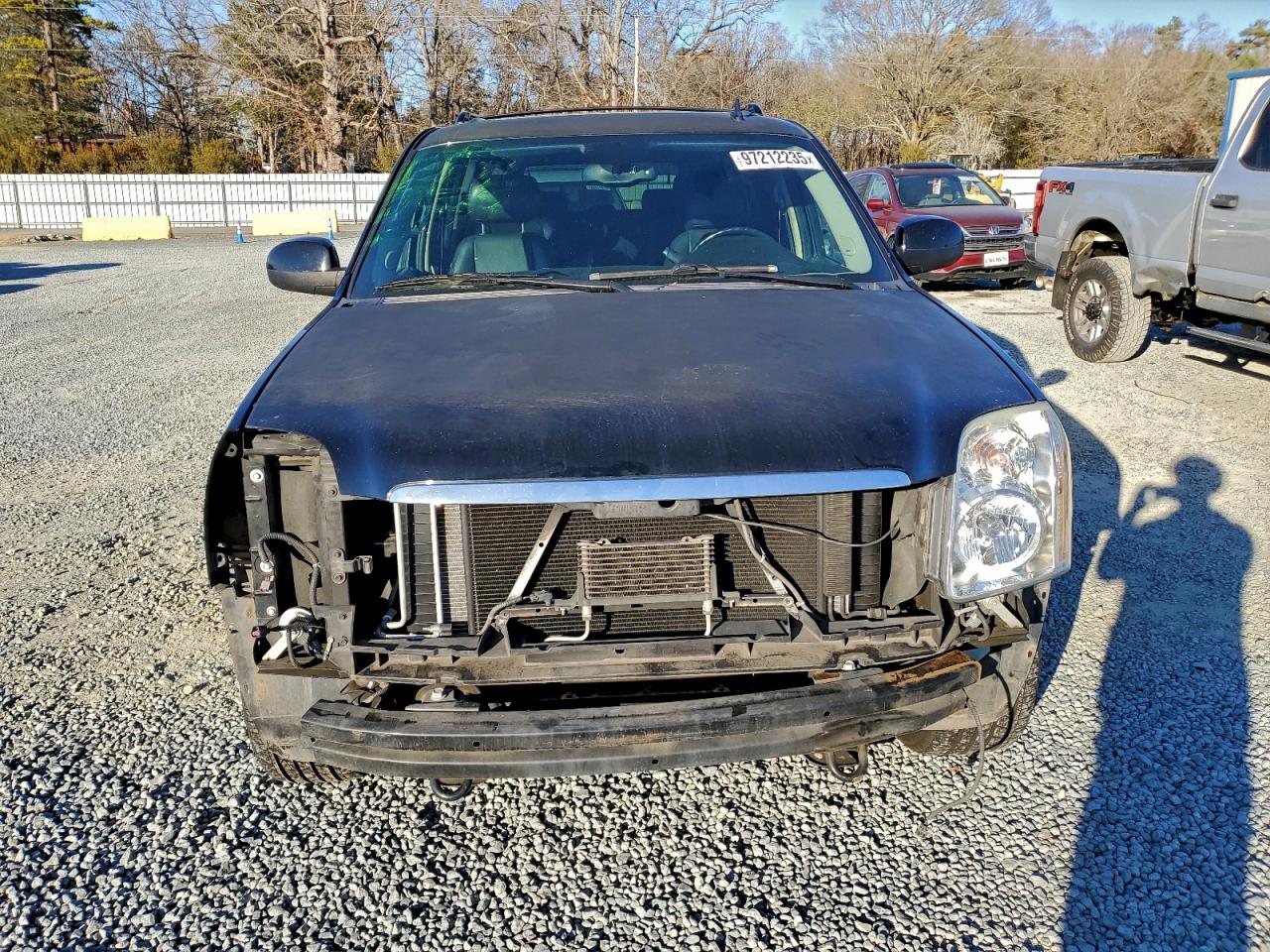 GMC Yukon Denali Image 5