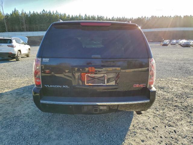 GMC Yukon Denali Image 13