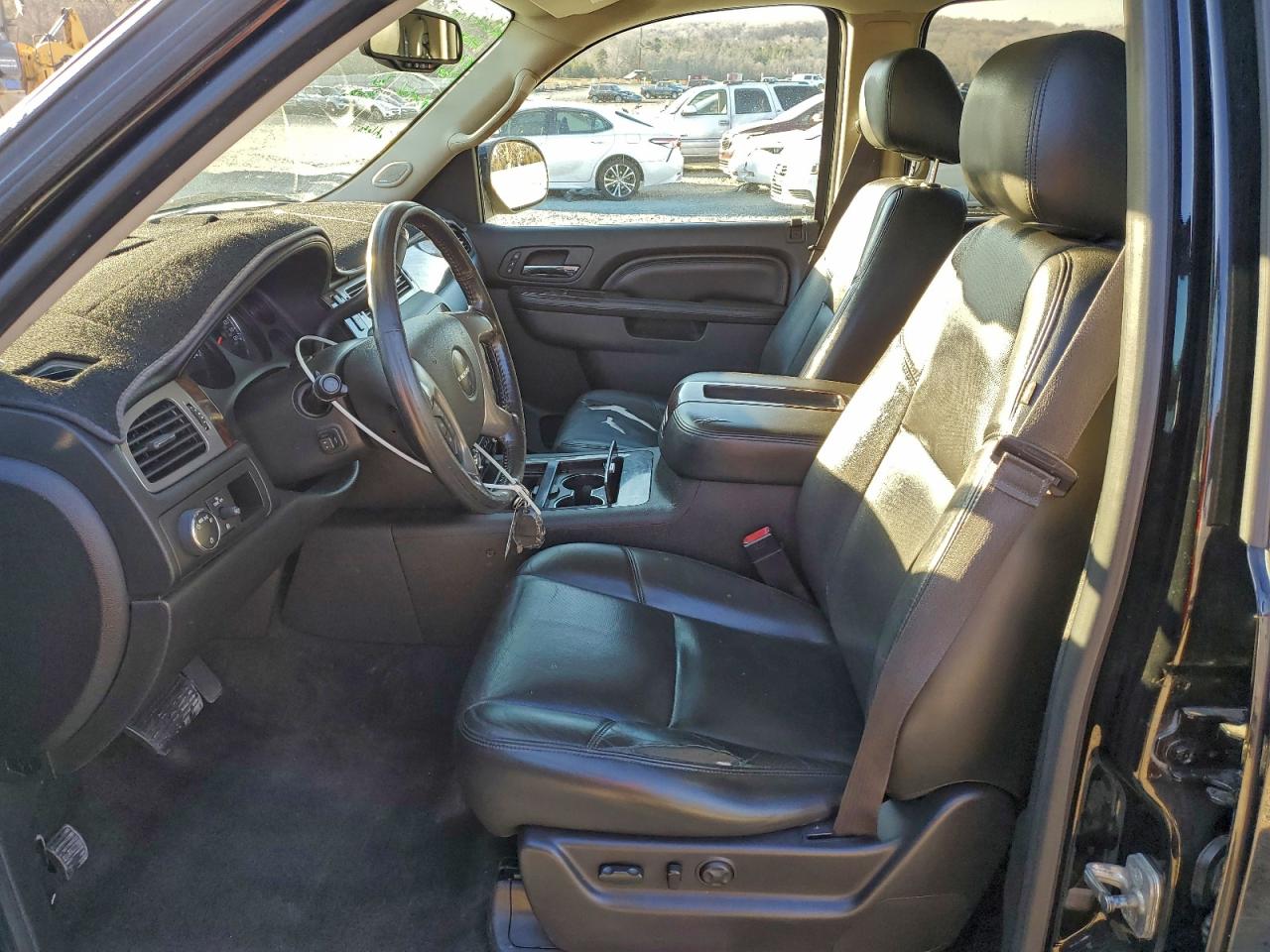 GMC Yukon Denali Image 6