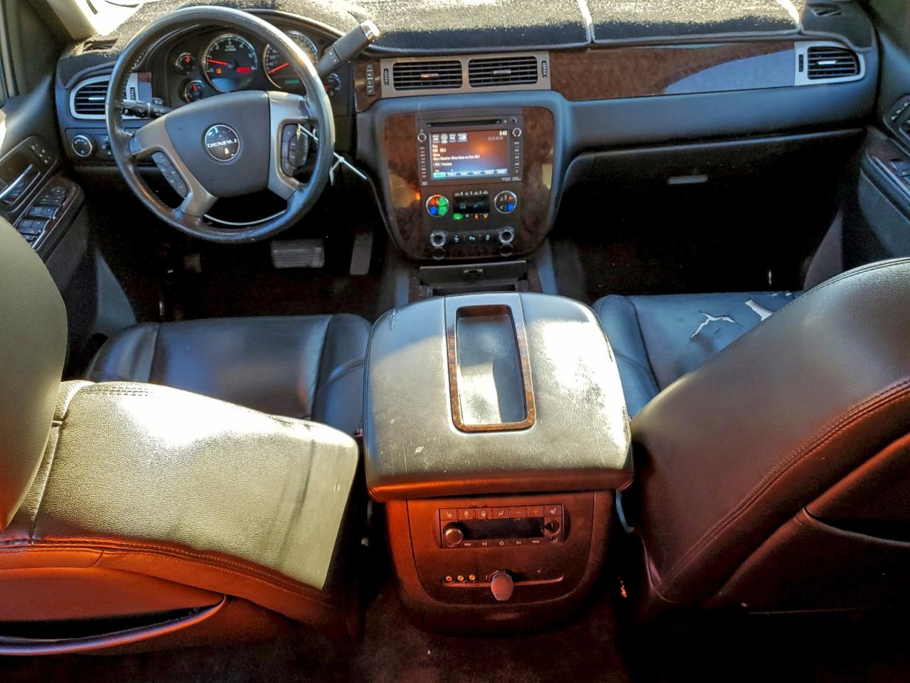 GMC Yukon Denali Image 4