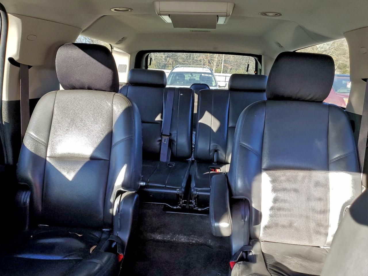 GMC Yukon Denali Image 9