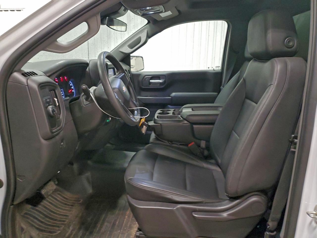 Chevrolet Silverado C1500 Image 2