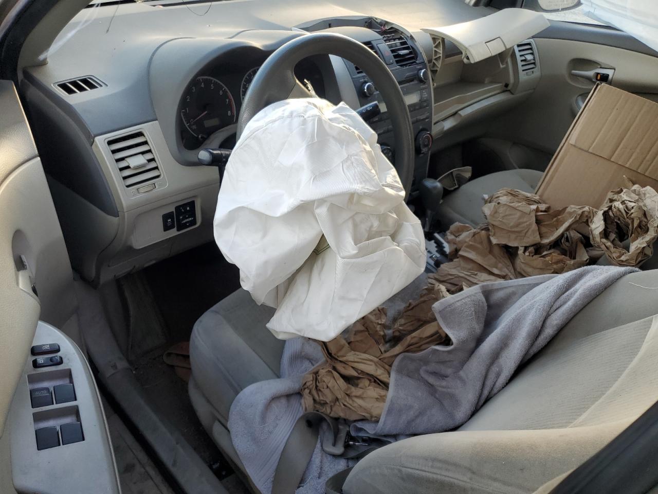 Toyota Corolla Base Image 9