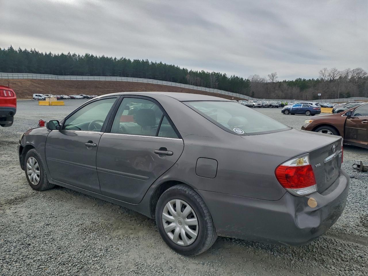 Toyota Camry Le Image 12