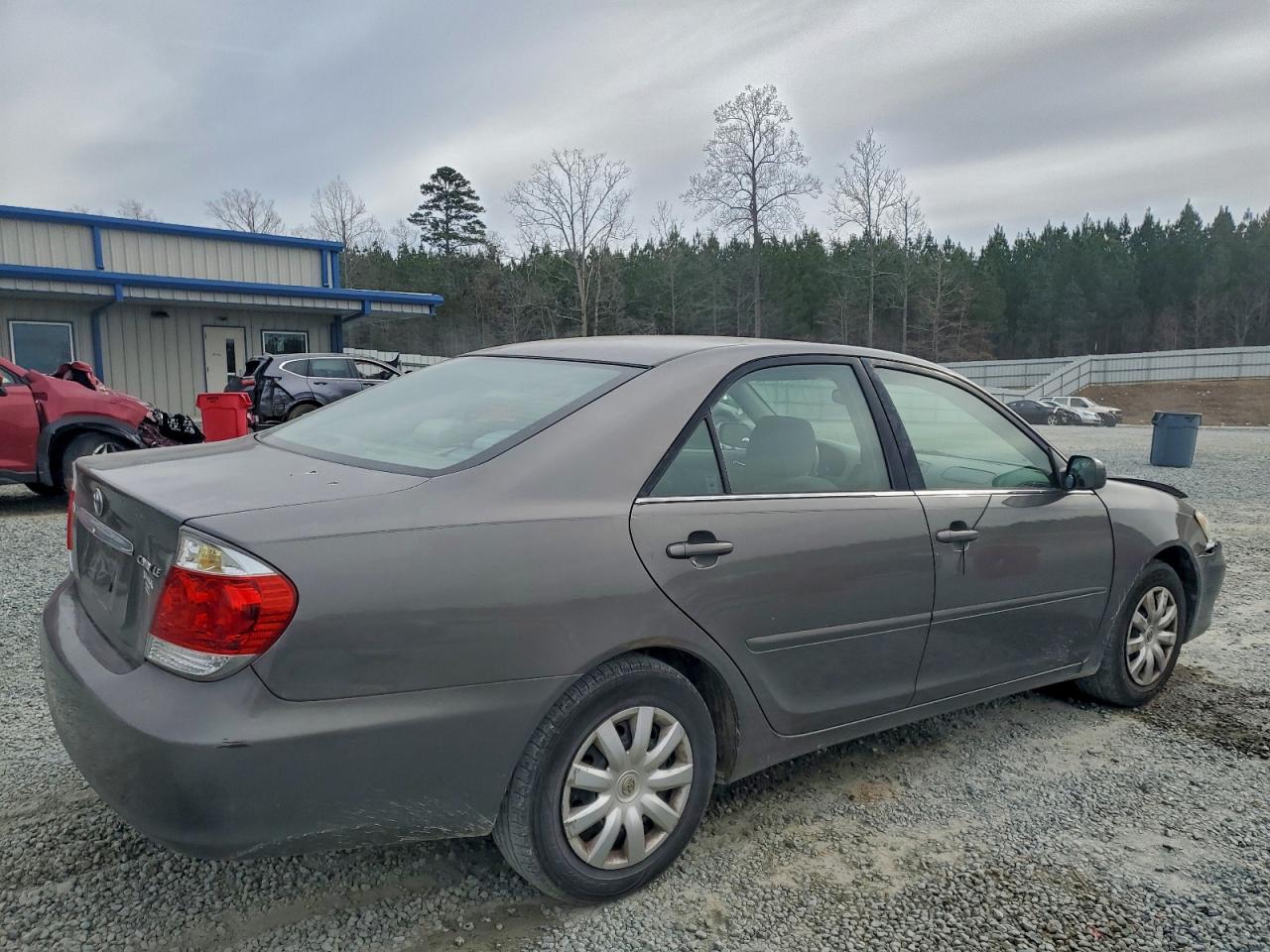 Toyota Camry Le Image 2