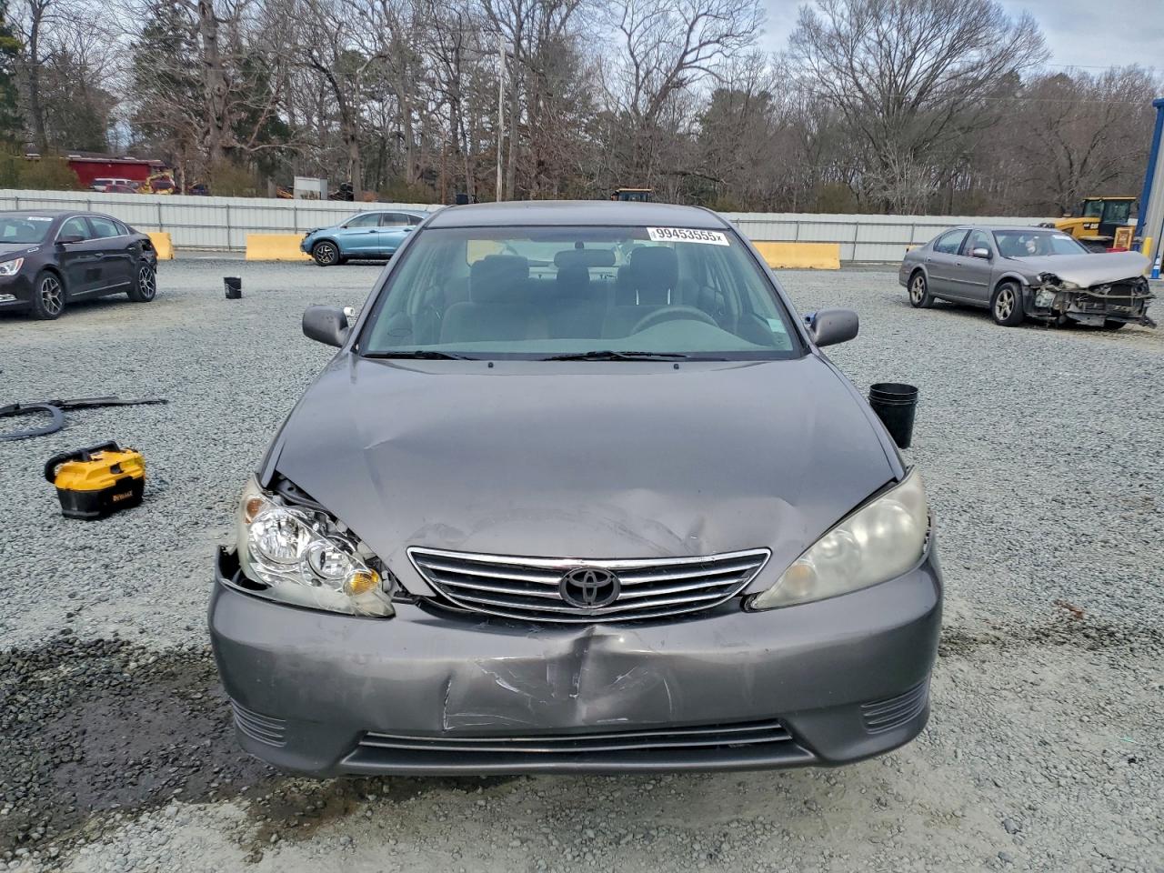 Toyota Camry Le Image 3