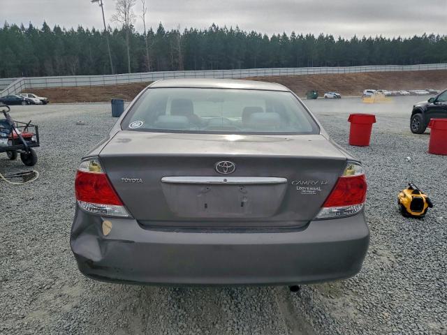 Toyota Camry Le Image 7