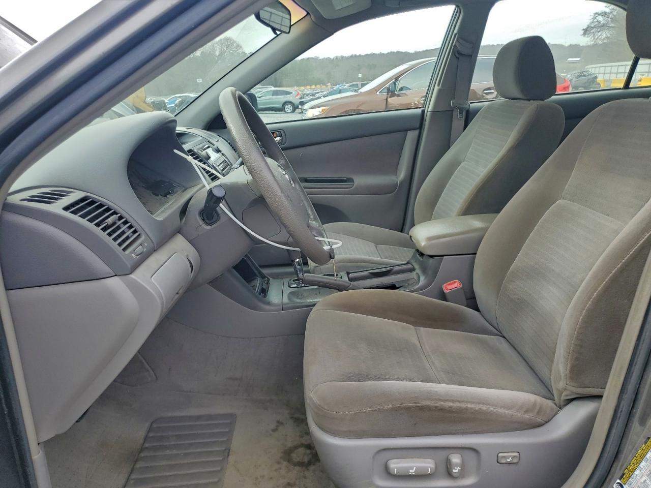 Toyota Camry Le Image 5