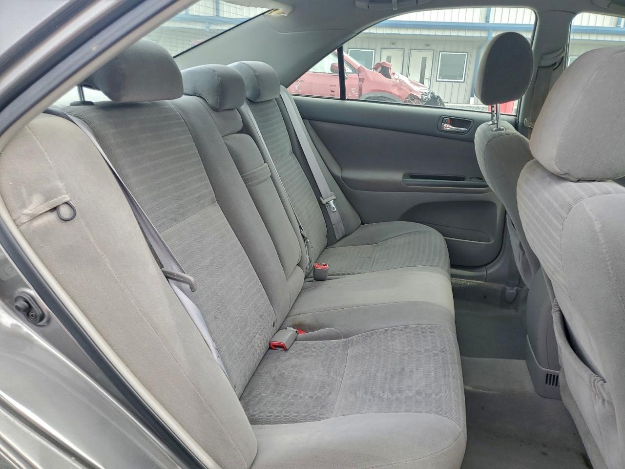 Toyota Camry Le Image 8