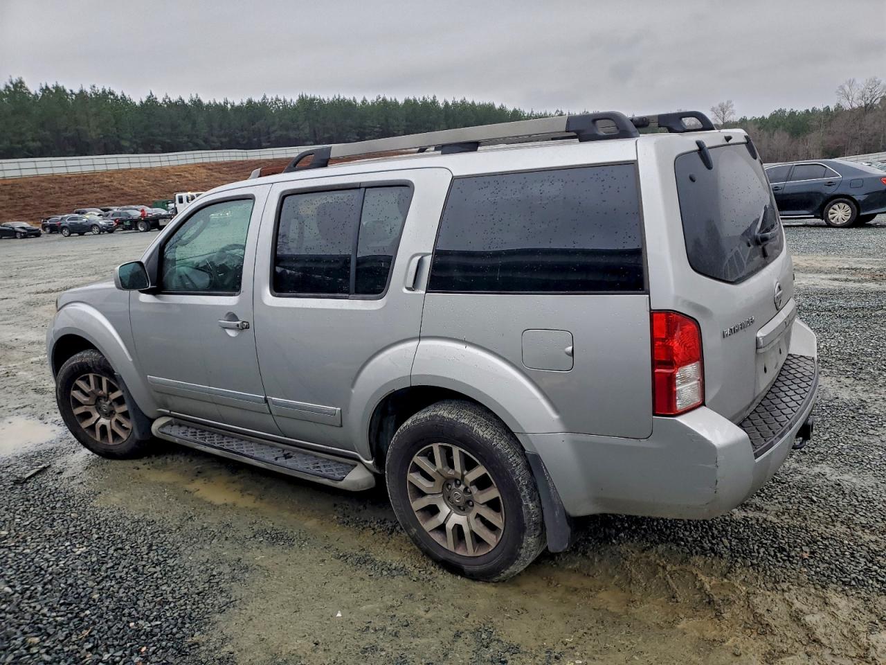 Nissan Pathfinder S Image 3