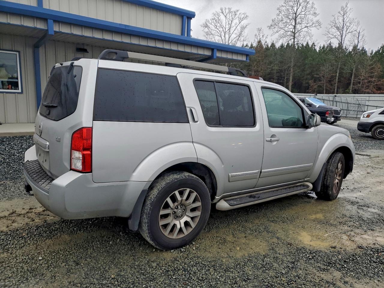 Nissan Pathfinder S Image 9