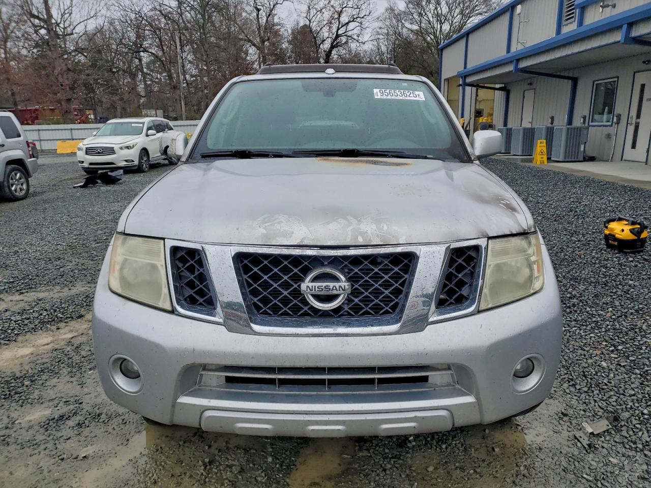 Nissan Pathfinder S Image 2