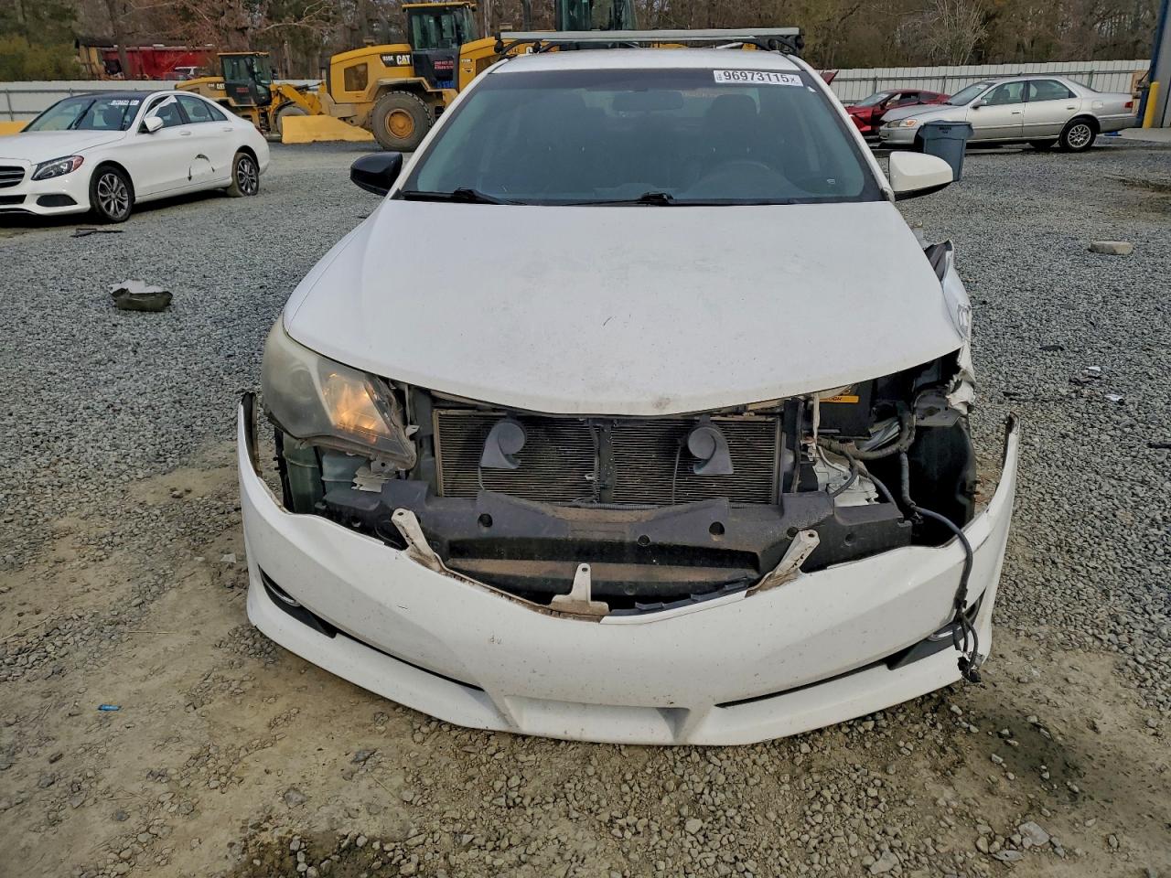 Toyota Camry L Image 8