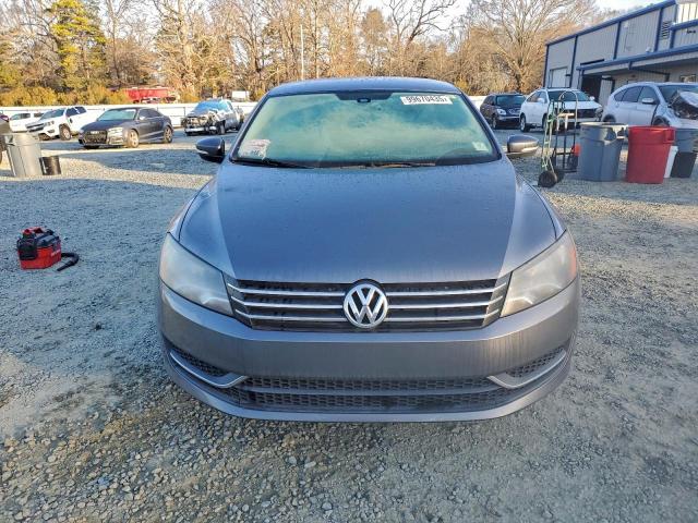 Volkswagen Passat S Image 2