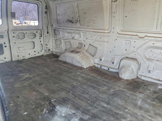 Ford Econoline E150 Van Image 4